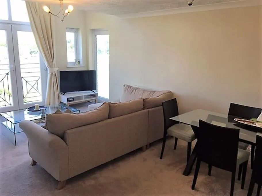 Beautiful Penthouse Apartment 월턴 온 템스